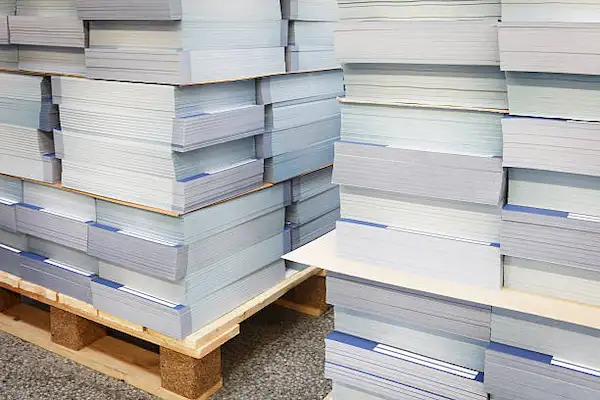 Comportamiento y secado de tinta sobre hojas de papel en imprenta.