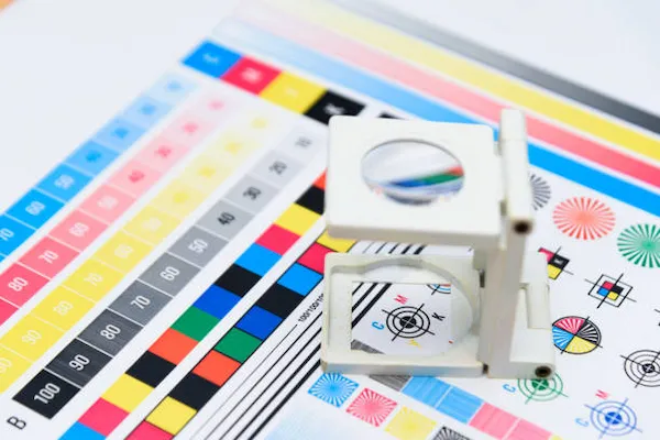 Detalle ampliado con cuentahílos de la roseta y puntos de tinta superpuestos sobre el papel